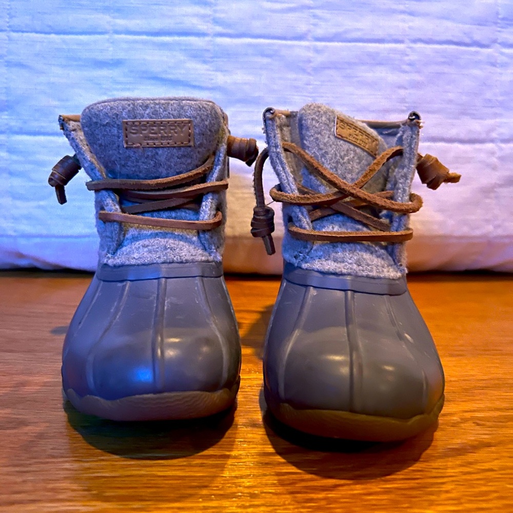 Girls Sperry GUC Size 9